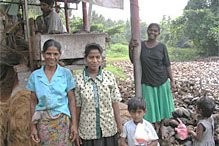 Weaving coconut fiber mats